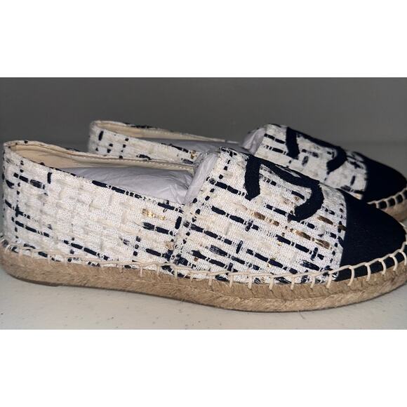 Chanel Espadrilles Tweed White Black Sz 41 Almond Toe Large Logo Flat Shoes NEW - Picture 2 of 11